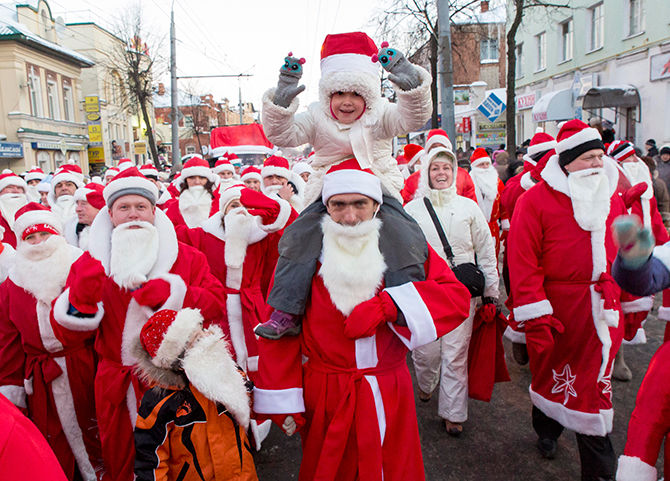 Под Ярославлем прошел крупнейший парад Дедов Морозов - фото 1