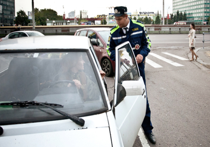 Russian traffic. Штраф за езду без знака. Штраф за езду без знака новичок. Инспектор ГИБДД Кузнецов. ГАИ В других странах.