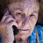 Добрый телефон. В Татарстане пожилых людей обеспечат сотовой связью