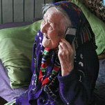 Телефон для жизни. Хабаровских пенсионеров обеспечат мобильниками