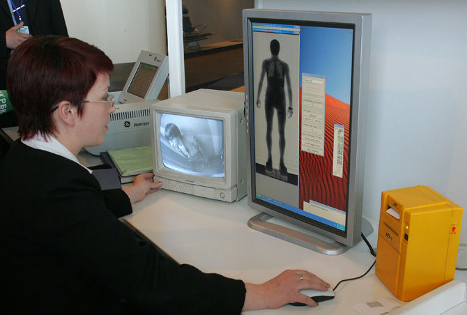 Рентгеновский досмотр. Сибскан рентген. Сканер для досмотра человека. Цифровой рентгенографический сканер для персонального досмотра. Аппарат для сканирования человека.