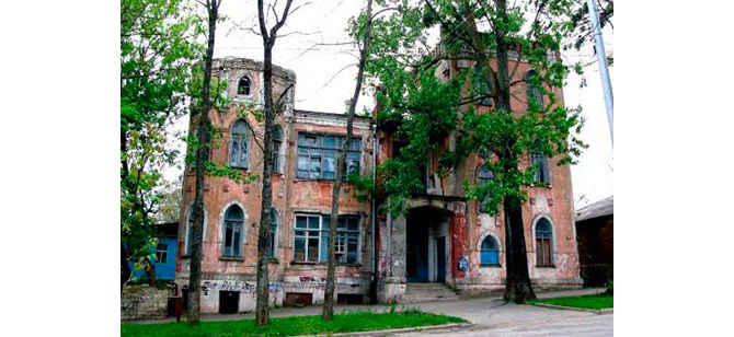 За что здание на ул. Комсомольской,100 в Ставрополе получило прозвище «дом с привидениями»?