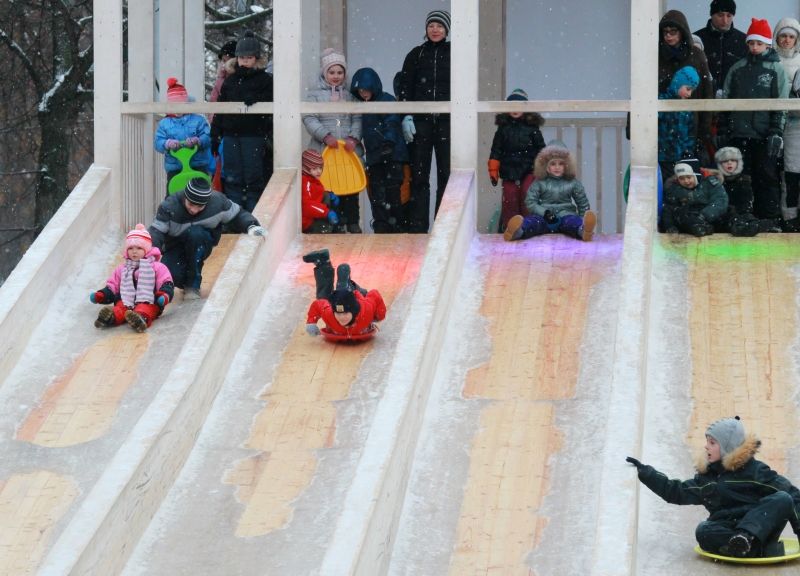 Куда сходить в москве погулять зимой. Ледяная горка в парке Сокольники. Парк Сокольники Снежная горка. Ледяная горка в Лианозово. Парк Сокольники ледяные горки.