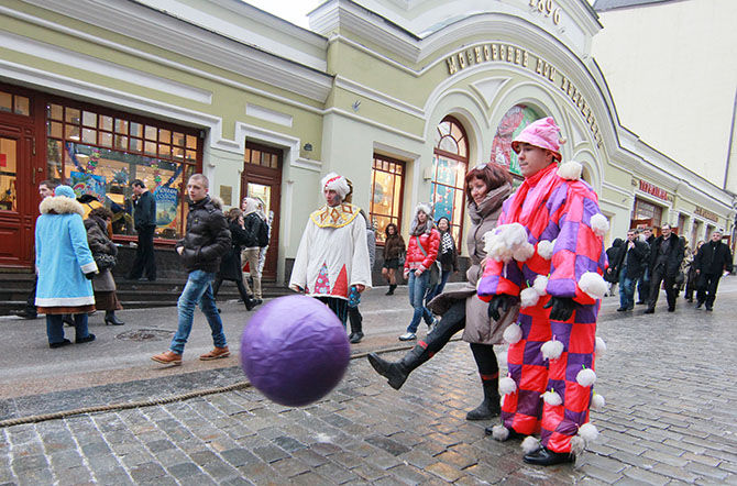 Выходные в москве. Пешеходные зоны Москвы на новый год. Уличные артисты на Кузнецком мосту. Кузнецкий мост модники. Театральный актер который живет на Кузнецком мосту.