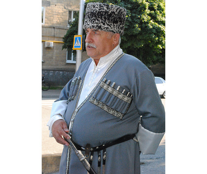 Кумык проживает. Дагестанский национальный костюм мужской. Дагестанский народный костюм мужской. Аварцы национальный костюм мужской. Дагестанский костюм мужской.