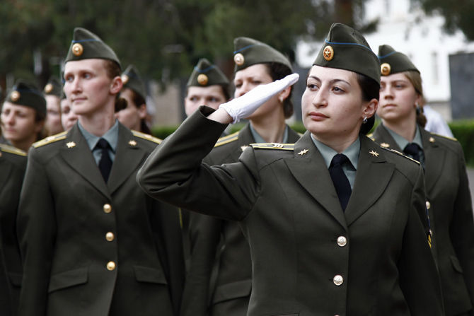 Женщина офицер в армии