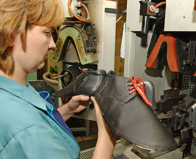 Фабрика обуви отзывы. Обувная фабрика Овсянников. Обувная промышленность. Изготовитель обуви. Швейный обувной цех.