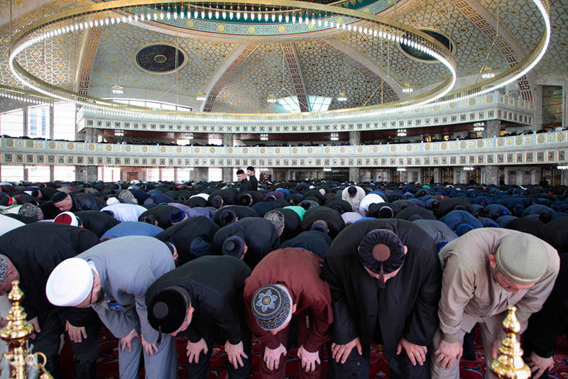 Ураза в чечне. Ураза-байрам мечеть Чечня. Мечеть Аймани Кадыровой сад. Ураза байрам в Чечне. Мечеть в честь матери Кадырова.